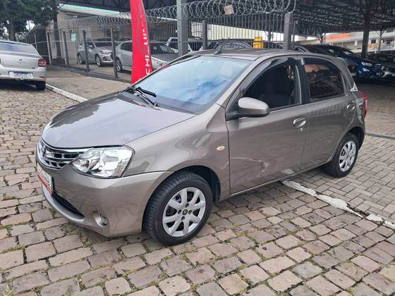 TOYOTA ETIOS 1.5 XS 16V FLEX 4P AUTOMÁTICO TOYOTA ETIOS 1.5 XS 16V FLEX 4P AUTOMÁTICO